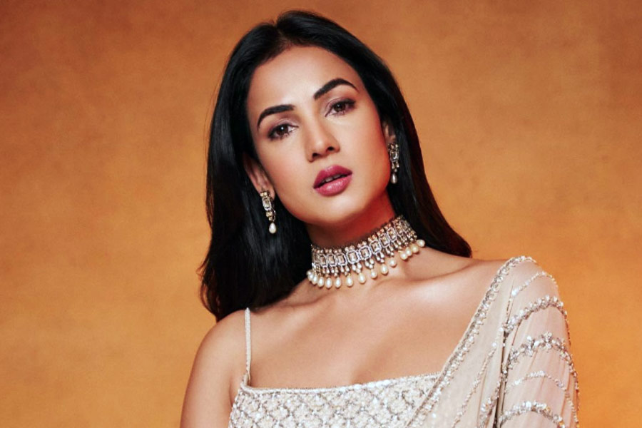 Speculations are Bollywood actress Sonal Chauhan signed Bengali film which was refused by Jeetu Kamal
