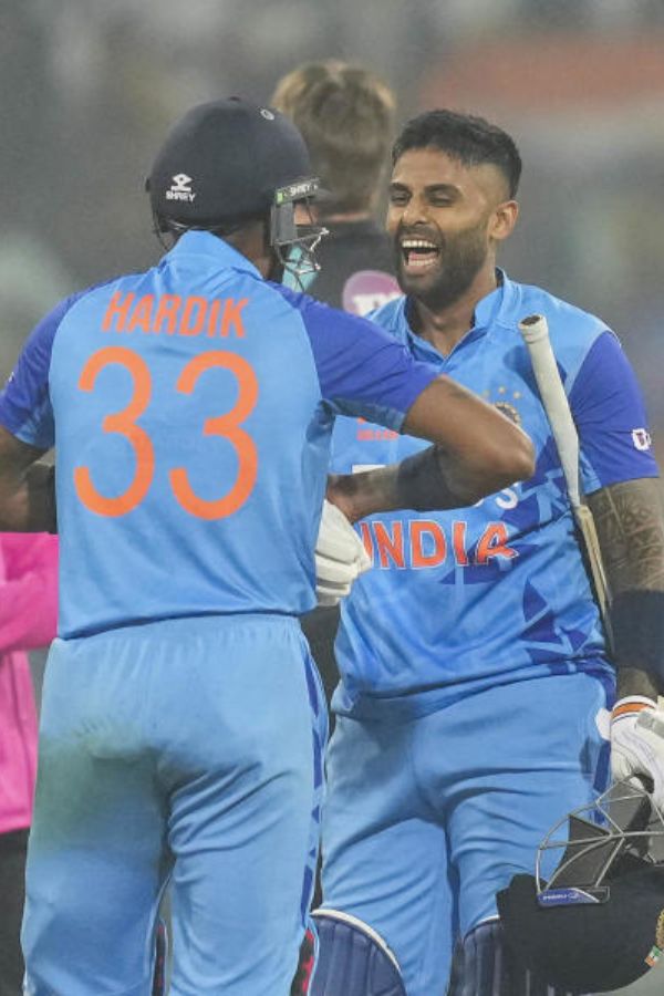 দক্ষিণ আফ্রিকার বিরুদ্ধে টি-টোয়েন্টি সিরিজ খেলতে গিয়ে চোট পেয়েছিলেন সূর্যকুমার। হার্দিক চোট পেয়েছিলেন বিশ্বকাপ খেলতে গিয়ে। এমন অবস্থায় তিন ক্রিকেটার রয়েছেন অধিনায়ক হওয়ার দৌড়ে। কারা তাঁরা?