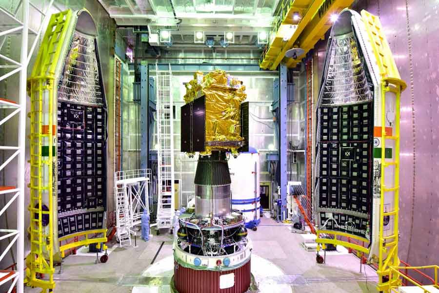 আগামী ৬ জানুয়ারি, নতুন বছরের প্রথম সপ্তাহেই এই সৌর অভিযান পৌঁছে যাবে সূর্যের ‘চৌকাঠ’ ‘ল্যাঙ্গরেঞ্জ ওয়ান পয়েন্ট’-এ।