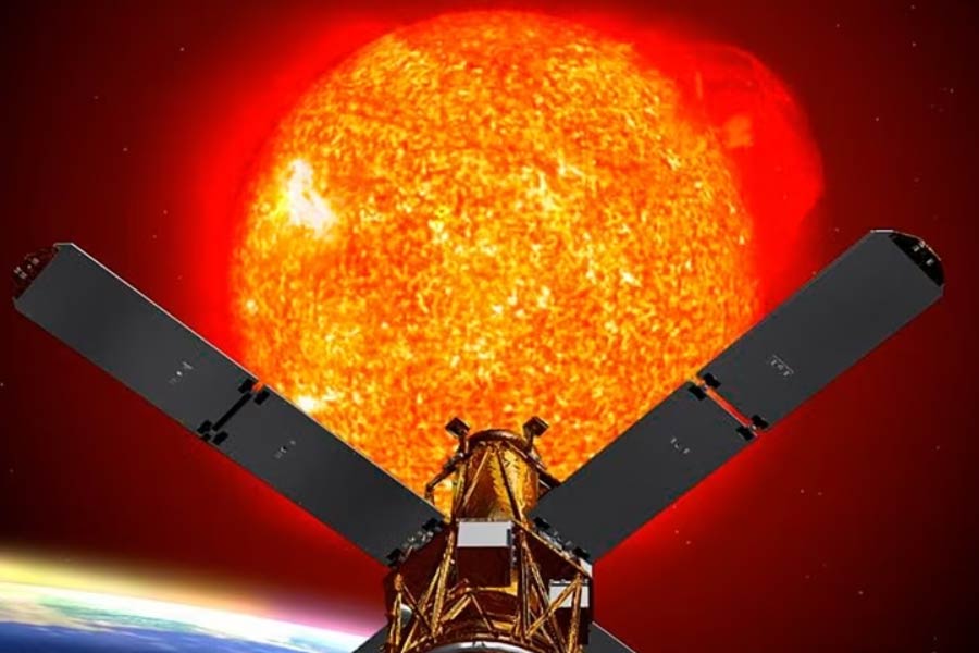 গত সেপ্টেম্বরে শ্রীহরিকোটা থেকে মহাকাশে উৎক্ষেপণ করা হয়েছিল ইসরোর আদিত্য এল ওয়ান। চার মাস পরে সূর্যের ‘ল্যাঙ্গরেঞ্জ ওয়ান পয়েন্ট’-এ পৌঁছবে সে। এত দিনের পরিশ্রম যাতে জলে না যায়, সে জন্যই বাড়তি সতর্কতা।