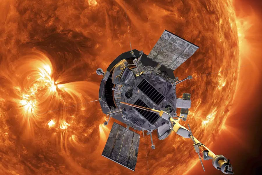 কষতে হবে আগাম বিপদের অঙ্কও। বুঝেশুনে ফেলতে হবে প্রতি পদক্ষেপ। যাতে কোনও ভাবেই আদিত্য এল ওয়ান তার জন্য এঁকে দেওয়া কক্ষপথ থেকে চ্যুত না হয়। যাতে বজায় থাকে তার অঙ্ক কষে বার করা নির্দিষ্ট গতিবেগ। তা না হলেই গুলিয়ে যাবে হিসাব। যখন যেখানে থাকার কথা সেখানে থাকতে পারবে না সৌরযান। ভ্রষ্ট হবে লক্ষ্য।