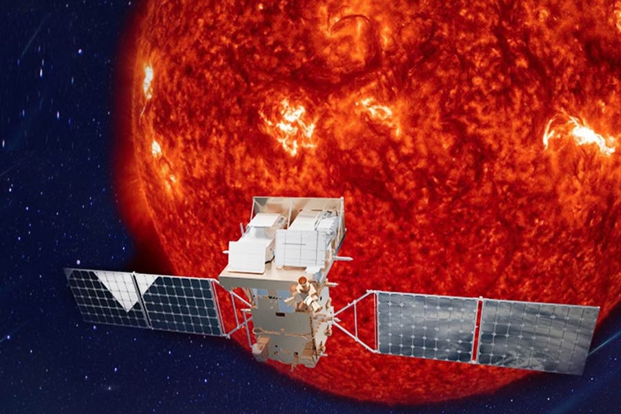 আদিত্য এল ওয়ানের ভিতরে অবশ্য তার অবস্থান আর গতিবেগ ঠিক রাখার যন্ত্র আছে। সঙ্গে আছে সূর্যের করোনায় বিস্ফোরণ এবং আন্তঃগ্রহ চৌম্বক ক্ষেত্র মাপার যন্ত্রপাতিও। এ ছাড়াও আছে সৌর বিকিরণ মাপার করোনাগ্রাফ এবং সূর্যের অতিবেগনি রশ্মির ছবি তোলার টেলিস্কোপ।