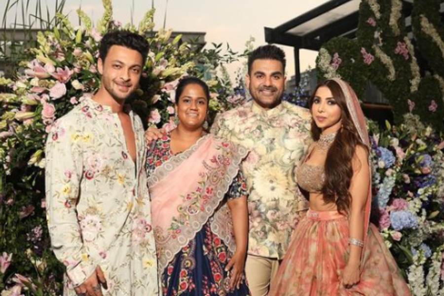 তার পরই ঢুকে গেলেন বোন অর্পিতার বাড়িতে। এই ভিডিয়ো ভাইরাল হতেই নেটাগরিকদের একাংশদের দাবি হয়তো বিয়ের পর রিসেপশনের পার্টি দেবেন তখনই স্ত্রীকে নিয়ে আলোকচিত্রীদের ক্যামেরায় ধরা দেবেন। 