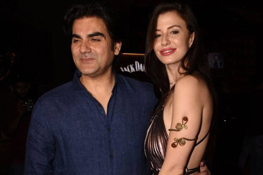 পাত্রী ইটালীয় মডেল জর্জিয়া আন্দ্রিয়ানি। চার বছর সম্পর্কে থাকার পর ভেঙে যায় সে সম্পর্কও। শেষমেশ রূপটানশিল্পী সুরা খানের সঙ্গে দ্বিতীয় ইনিংস শুরু করলেন অভিনেতা। আরবাজ়ের বিয়ের শুরু থেকে শেষ পর্যন্ত অভিনেতার সঙ্গে ছিলেন ছেলে আরহান খান। কালো গলাবন্ধ পরেন আরহান।