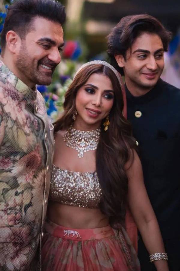 পাশে দাঁড়িয়ে লাজুক হাসেন আরহান। যদিও বাবার জোরাজুরিতে ওই গানে বাবার নতুন স্ত্রীর সঙ্গে হাতে হাত ধরেই নাচতেই দেখা গেল মালাইকা-পুত্রকে। এই ভিডিয়ো সমাজমাধ্যমের পাতায় ভাইরাল হতেই নেটাগরিকরা রসিকতা করতে ছাড়েননি।