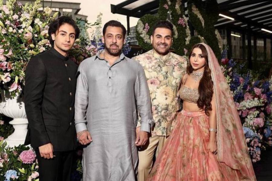 বাবার বিয়েতে নাচার মতো ভাগ্য হয়েছে আরহানের, সেই নিয়ে কটাক্ষও করেছেন। যদিও সে সবে কান দিতে কখনওই দেখা যায়নি খান পরিবারকে। ভাইয়ের বিয়েতে ‘দিল দিয়া গল্লা’ গানে নাচেন সলমন খানও। 