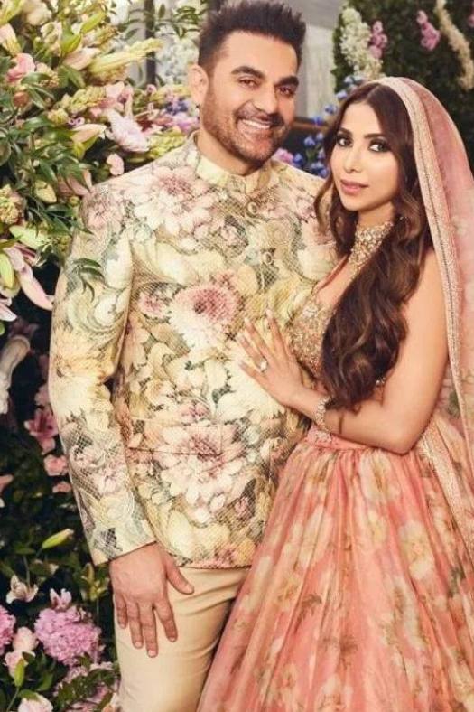 ৫৬ বছরেই নতুন করে শুরু করলেন আরবাজ়। অভিনেতা বিয়ে সারেন বোন অর্পিতা খানের বাড়িতে। এত দিন পর খান পরিবারে বিয়ে। হাজির ছিল গোটা খানদান। তবে বিয়ের পর যেন মুখ দেখাতেই চাইছেন না আরবাজ়-সুরা!