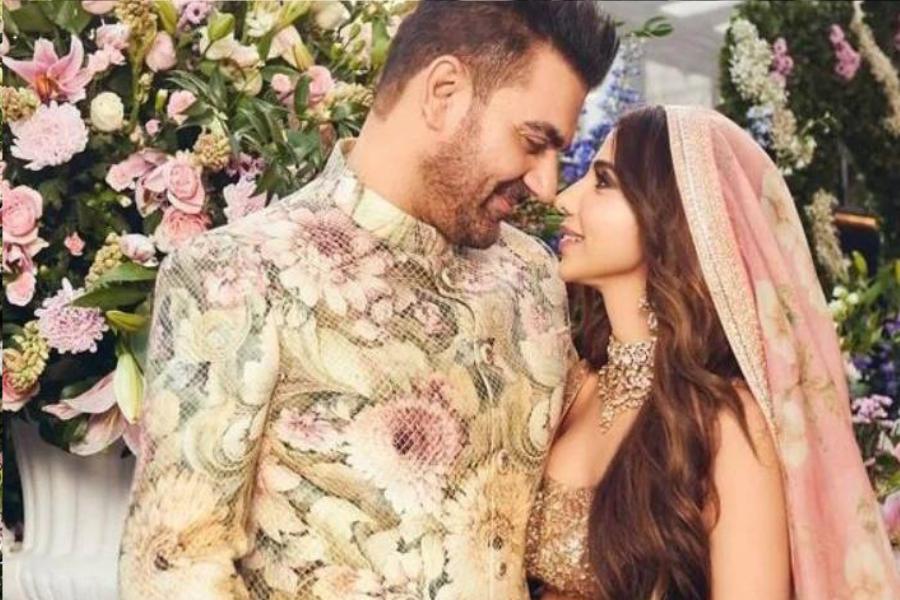 ২৪ ডিসেম্বর ঘনিষ্ঠ আত্মীয়স্বজন ও পরিবারের উপস্থিতিতে দ্বিতীয় বিয়ে সারেন আরবাজ় খান। বিয়ের পর সমাজমাধ্যমে স্ত্রীর সঙ্গে ছবি দিয়ে বেঁধে থাকার অঙ্গীকার করলেন অভিনেতা। রবিনা টন্ডন ও বলিউডের পরিচিত রূপটানশিল্পী সুরা খানের সঙ্গে নিকাহ সেরেছেন অভিনেতা।