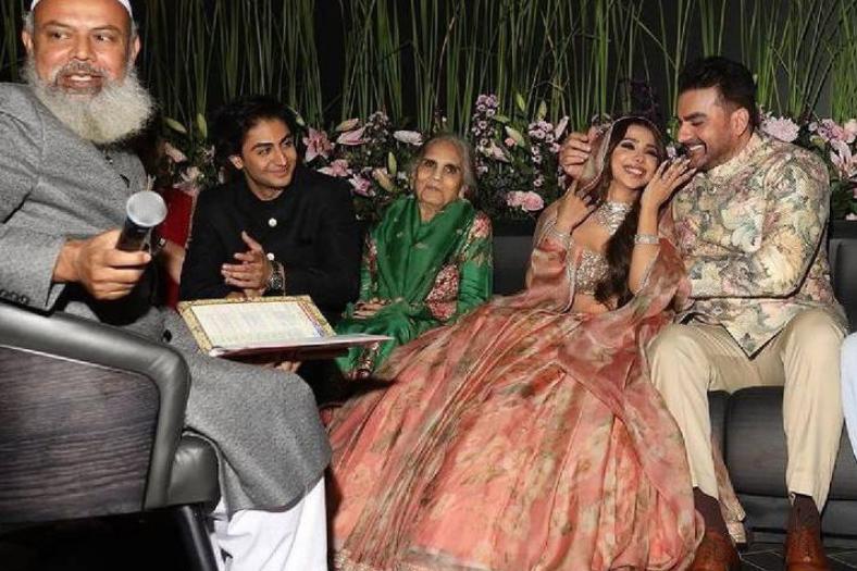 রবিবার আরবাজ়-সুরার বিয়ে সম্পন্ন হওয়ার পর তাঁদের অনুষ্ঠানের একগুচ্ছ ছবি সমাজমাধ্যমে ঘুরছে। যদিও প্রথা মেনে বিয়ের পর বলি তারকারা একসঙ্গে আলোকচিত্রীদের সামনে এসে দাঁড়ান। কিংবা যৌথ ভাবে সমাজমাধ্যমে বিয়ের ছবি ভাগ করে নেন বর-কনে। 