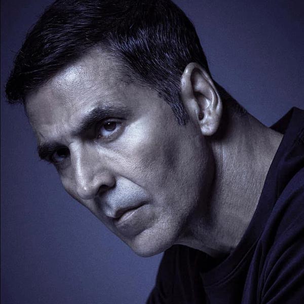 প্রতি বছর চার থেকে পাঁচটি ছবি নিজের কেরিয়ারের ঝুলিতে পুরছেন বলি অভিনেতা অক্ষয় কুমার। কোনও ছবি বক্স অফিসে ভাল ব্যবসা করে আবার কোনও ছবি মুখ থুবড়ে পড়ে। বিগত কয়েকটি ছবি অক্ষয়ের কেরিয়ারের জন্য তেমন ফলপ্রসূ ছিল না।