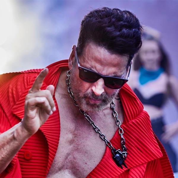 কেরিয়ারের রেখচিত্র নিম্নমুখী হওয়ার পাশাপাশি বার বার সমালোচনার শিকার হচ্ছেন অক্ষয়। বলিপাড়ার একাংশের দাবি, অনবরত বিতর্ক-সমালোচনার কেন্দ্রবিন্দু হয়েও একই ভুল করে চলেছেন তিনি।