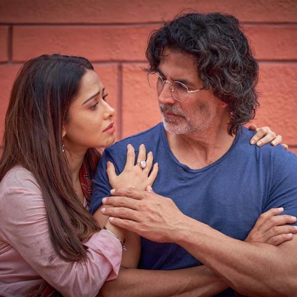 নিজের চেয়ে অনেক কমবয়সি অভিনেত্রীদের সঙ্গে বড় পর্দায় রোম্যান্স করা নিয়ে অতীতে কটাক্ষের শিকার হয়েছিলেন অক্ষয়। মানুষী চিল্লর, সোনাক্ষী সিন্‌হা— সকলেই অভিনেতার চেয়ে বয়সে অনেক ছোট।