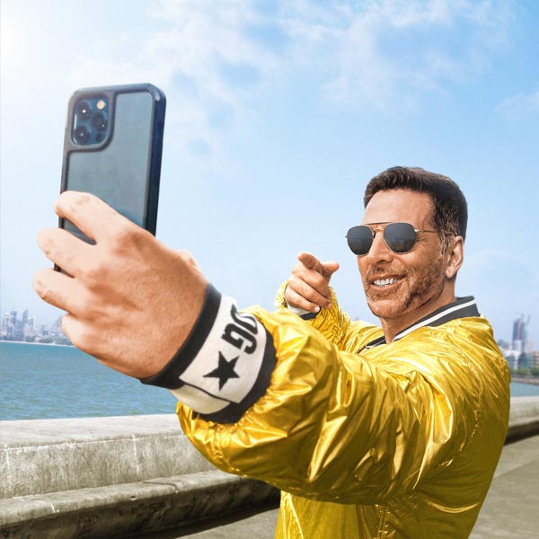 ‘পৃথ্বীরাজ’ ছবি মুক্তির পর তীব্র সমালোচনা শুরু হয় অক্ষয়কে ঘিরে। এই ছবিতে অক্ষয়ের বিপরীতে অভিনয় করতে দেখা যায় মানুষী চিল্লরকে।