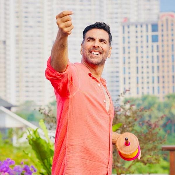 বলিপাড়ার একাংশ দাবি করেন যে নিজের সন্তানের বয়সি অভিনেত্রীদের সঙ্গে অভিনয় করতে পিছপা হন না অক্ষয়। কিন্তু ইন্ডাস্ট্রিতে এর বিপরীত অবস্থা কখনও দেখা যায় না।