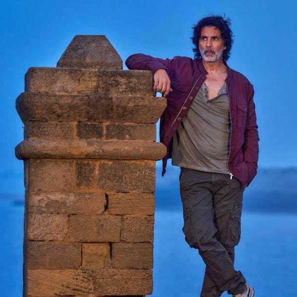 সম্প্রতি কেদারনাথের মন্দিরেও দেখা গিয়েছে অক্ষয়কে। বলিপাড়ার একাংশের দাবি, অক্ষয় এবং অনন্যা একসঙ্গে ছবির শুটিং করছেন।