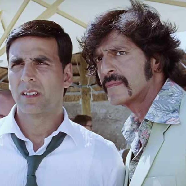 কিন্তু অক্ষয়ের সঙ্গে অনন্যাকে দেখা যাওয়ার পর অভিনেতাকে ঘিরে শুরু হয়েছে বিতর্ক। অক্ষয় তাঁর কেরিয়ারের গোড়ার দিকে অনন্যার বাবা চাঙ্কির সঙ্গে অভিনয় করেছিলেন। দু’জনে খুব ভাল বন্ধুও।