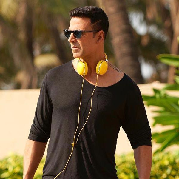 এক দিকে চাঙ্কির সঙ্গে, অন্য দিকে চাঙ্কি-কন্যার সঙ্গেও অভিনয় করছেন অক্ষয়। ফলে আবার কমবয়সি অভিনেত্রীর সঙ্গে অভিনয়ের জন্য কটাক্ষের শিকার বলিউডের ‘খিলাড়ি’।