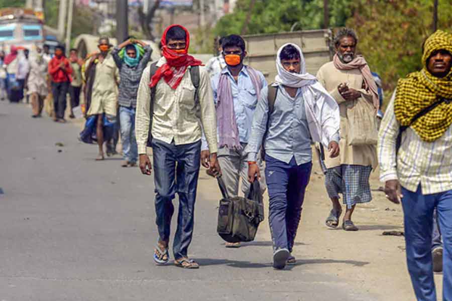 এত দিন শোনা যেত, পাখিরা পরিযায়ী হয়। অতিমারিকালে দেখা গিয়েছিল, মানুষের মধ্যে এই স্বভাব রয়েছে। করোনার সময় দেখা গিয়েছিল, শ্রমিকেরা দলে দলে নিজেদের কর্মক্ষেত্র থেকে অন্য রাজ্যে, নিজের দেশ-গাঁয়ে ফিরে যাচ্ছেন। আবার অতিমারির প্রভাব কমতেই তাঁরা দলে দলে ফিরে গিয়েছিলেন ভিন্‌ রাজ্যে, নিজেদের কর্মক্ষেত্রে।