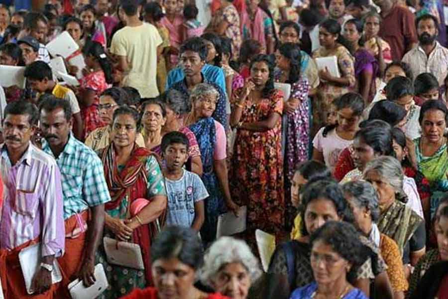 আবার অন্য রকম পরিযায়ীও আছেন। বিশেষ করে উন্নয়নশীল দেশের মানুষ, যাঁরা ভাবেন, উন্নত দেশে গেলে হয়তো বাকি জীবনটা সুখে-শান্তিতে কাটবে। ভাবেন, এমন একটি দেশে থাকা ভাল, যেখানে আইনকানুন মানা হয়, মাথার উপর ধর্মান্ধতার খাঁড়া নেই, ছেলেমেয়েদের পড়াশোনা ভাল হয়, যেখানে শেষ বয়সে একটি উন্নত স্বাস্থ্যপরিষেবা পাওয়া যাবে। মালয়ালিদের ক্ষেত্রেও বিষয়টা তেমনই।