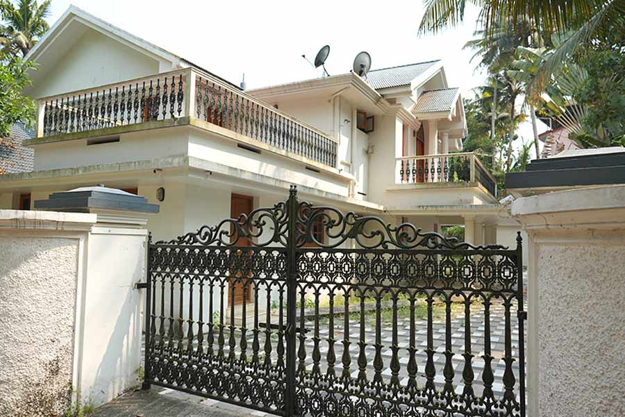 পূর্বপুরুষের ভেঙে পড়া ভিটে থেকে হাল আমলে তৈরি ঝাঁ-চকচকে বাংলো— কেরলে পরিত্যক্ত বাড়ির তালিকায় রয়েছে সবই। বাড়ির মালিকদের বেশির ভাগই থাকেন প্রবাসে। 