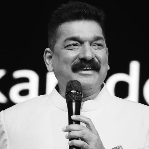 মৃত্যুর সময় নীতিনের বয়স ছিল ৫৮ বছর। বলিপাড়া সূত্রে খবর, আত্মহত্যার পথ বেছে নিয়েছিলেন তিনি। ‘লগান’, ‘হম দিল দে চুকে সনম’, ‘দেবদাস’, ‘জোধা আকবর’-এর মতো হিন্দি ছবির সঙ্গে যুক্ত ছিলেন তিনি।