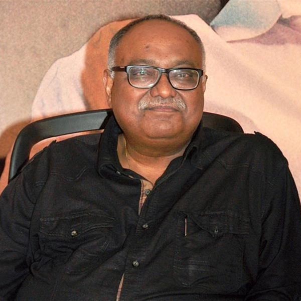 ২০০৫ সালে মুক্তিপ্রাপ্ত ‘পরিণীতা’ ছবির পরিচালনা করে জনপ্রিয় হয়ে ওঠেন প্রদীপ সরকার। ‘লাগা চুনারি মে দাগ’, ‘হেলিকপ্টার ইলা’, ‘লাফাঙ্গে পরিন্দে’ এবং ‘মরদানি’র মতো ছবি পরিচালনা করেন তিনি।