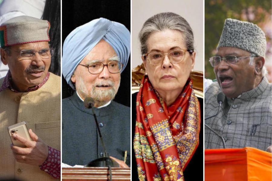 অন্য দিকে, ২২ জানুয়ারি রয়েছে অযোধ্যায় রামমন্দিরের উদ্বোধন। কংগ্রেসের শীর্ষ নেতৃত্বকেও অনুষ্ঠানে আমন্ত্রণ জানানো হয়েছে। আমন্ত্রণপত্র পেয়েছেন প্রাক্তন প্রধানমন্ত্রী মনমোহন সিং থেকে কংগ্রেস নেত্রী সনিয়া গান্ধী, কংগ্রেস সভাপতি মল্লিকার্জুন খড়্গে থেকে কংগ্রেসের লোকসভার নেতা অধীর চৌধুরী।