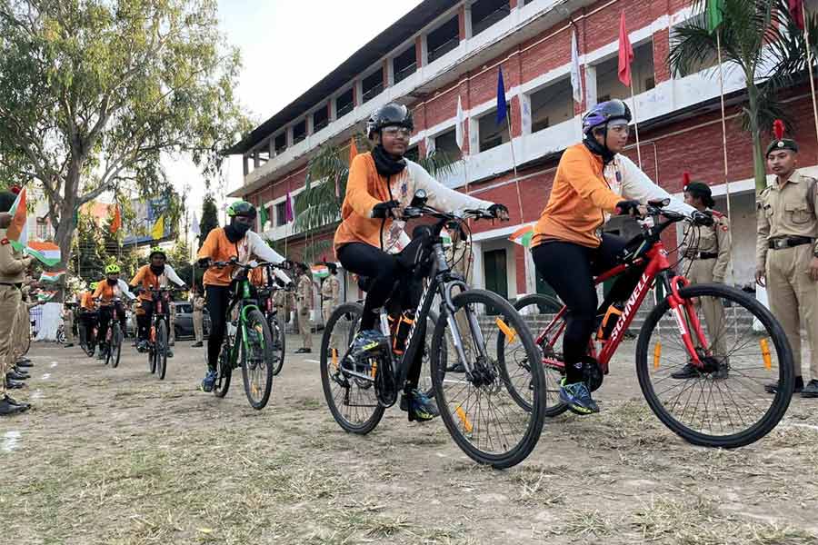 নারী শক্তিকে তুলে ধরতে ১৪জন নারীকে নিয়ে প্রায় দু'হাজার কিলোমিটার র‍্যালী।