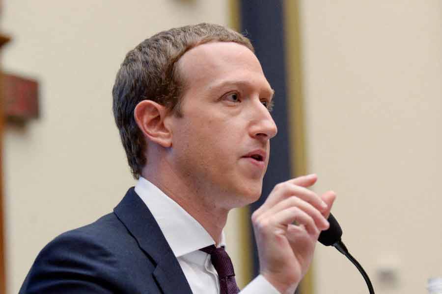 ‘ইউনিভার্স’-এর সমান্তরাল দুনিয়া ‘মেটাভার্স’ গড়তে চায় জ়াকারবার্গের সংস্থা। তাদের দাবি, একে কেন্দ্র করে বদলে যাবে তথ্যপ্রযুক্তি ক্ষেত্রের অর্থনৈতিক চেহারা।