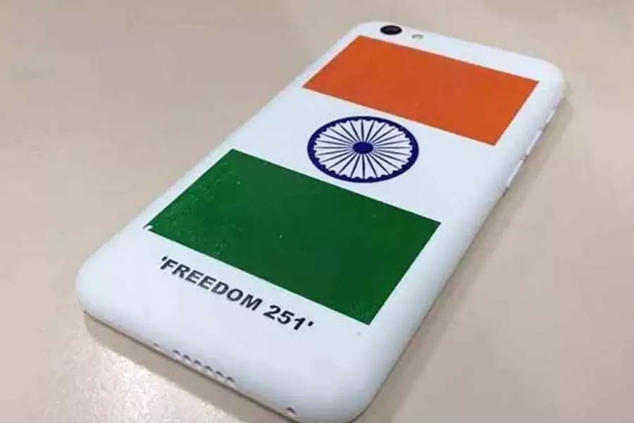 ২০১৬ সালে ২৫১ টাকায় স্মার্টফোন দেওয়ার কথা ঘোষণা করে দেশ জুড়ে হইচই ফেলে দিয়েছিল ‘রিঙ্গিং বেল্‌স’ নামে একটি সংস্থা। সেই ঘোষণামাত্র বুকিংও শুরু হয়ে গিয়েছিল। কিন্তু কোনও দিনই বাজারে আসেনি সেই ফোন।