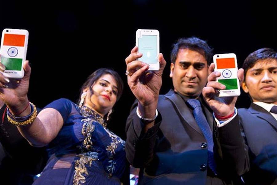 শুরু থেকেই যে বিষয়টি নিয়ে সবচেয়ে বেশি ধোঁয়াশা তৈরি হয়েছিল, তা হল— কী ভাবে মাত্র আড়াইশো টাকায় স্মার্টফোন দেওয়া সম্ভব? বিশেষজ্ঞদের দাবি ছিল, খুব কম করে ধরলেও সাড়ে তিন হাজার টাকার নীচে স্মার্টফোন বিক্রি করা অসম্ভব।