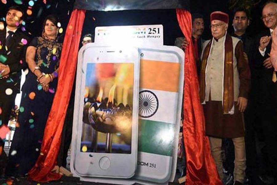 এত প্রতিশ্রুতি, কেন্দ্রীয় মন্ত্রীদের ডেকে উদ্বোধনের পাঁচ-ছ’মাস পরেও যখন সেই ফোন বাজারে এল না, তখনই সামনে আসে কেলেঙ্কারি আর বিরাট ফাঁদ!