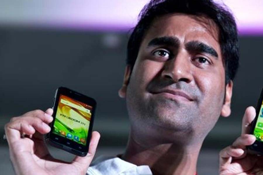 সে বারও টাকা দিয়ে ফোন-টিভি পাননি বহু মানুষ। নয়ডা, গাজ়িয়াবাদ, জালন্ধর, পানিপত, গোরক্ষপুরের মতো জায়গা থেকে ভূরি ভূরি অভিযোগ জমা হয় তাঁর নামে।