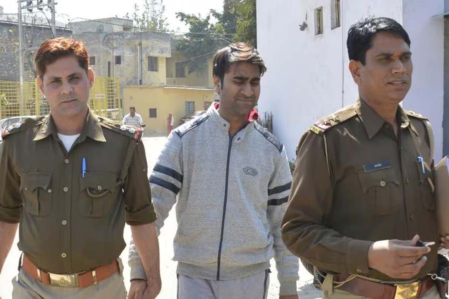 উত্তরপ্রদেশের শামলি জেলার গঢ়িপুখতায় বড় হয়েছেন মোহিত। বড় হওয়ার পর স্কুল, পড়াশোনা আর খেলাধুলার ফাঁকে বাবাকে দোকান সামলানোর কাজে সাহায্যও করত কিশোর মোহিত।