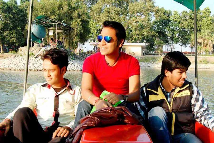 বাবা রাজেশ গোয়েলকেও ‘রিঙ্গিং বেলস’ সংস্থার বোর্ড অব ডিরেক্টরস-এ নিয়েছিলেন মোহিত। মূলধন ছিল না বলে বাবার কাছে থেকে টাকা ধার নিয়েই তিনি ওই সংস্থা খুলেছিলেন। কেলেঙ্কারি প্রকাশ্যে আসার পর হতচকিত হয়ে গিয়েছিলেন রাজেশও।