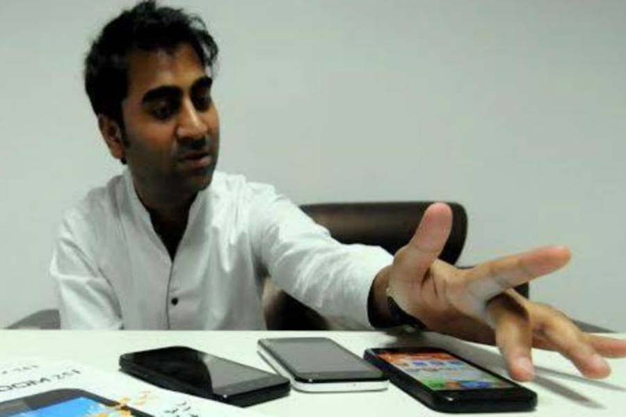 প্রায় ২০০ কোটি টাকার জালিয়াতির অভিযোগ উঠেছিল তাঁর বিরুদ্ধে। অভিযোগ, ‘দুবাই ড্রাই ফ্রুটস অ্যান্ড স্পাইসেস হাব’ নামের একটি সংস্থা খুলে ড্রাই ফ্রুটের ব্যবসা করছিলেন মোহিত। দেশের বিভিন্ন রাজ্যের ব্যবসায়ীদের কাছ থেকে চড়া দামে বিপুল পরিমাণ ড্রাই ফ্রুট কিনে রাজধানী এবং সংলগ্ন এলাকায় খোলা বাজারে তা আরও চড়া দামে বিক্রি করতেন।