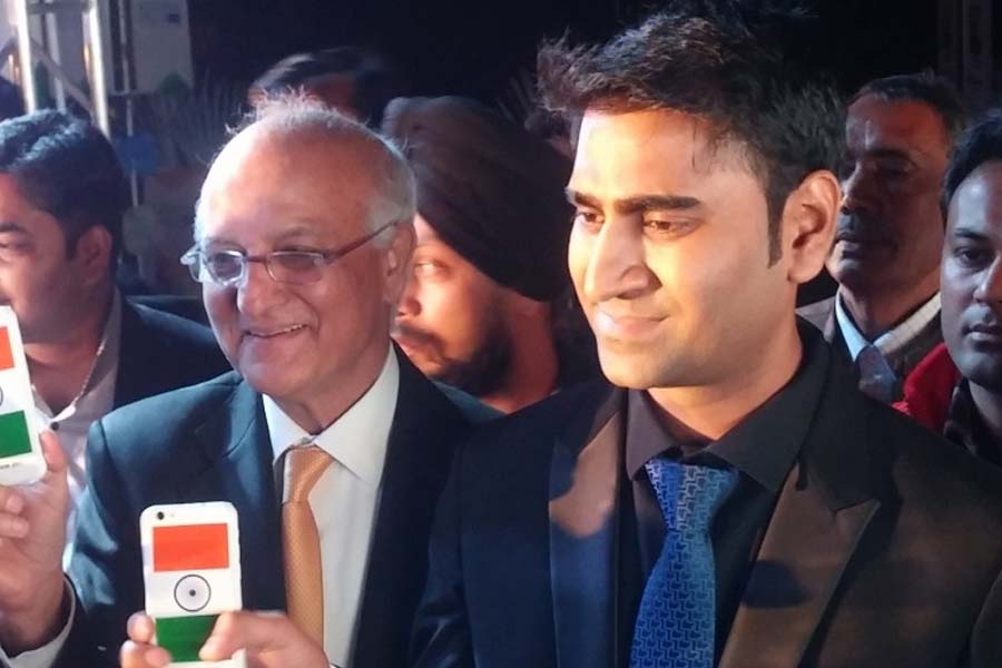 ব্যবসায়ীদের আস্থা জিততে প্রথম প্রথম অর্ডার হাতে পাওয়ার আগেই টাকা মিটিয়ে দিতেন। কিন্তু পরিচিতি তৈরি হতেই নেট ব্যাঙ্কিংয়ের মাধ্যমে ৪০ শতাংশ টাকা দিয়ে পুরো অর্ডার বাগিয়ে নিতেন। বাকি টাকার চেক লিখে দিতেন। কিন্তু ব্যবসায়ীরা ওই চেক ভাঙাতে গেলে, তা বাউন্স করত।