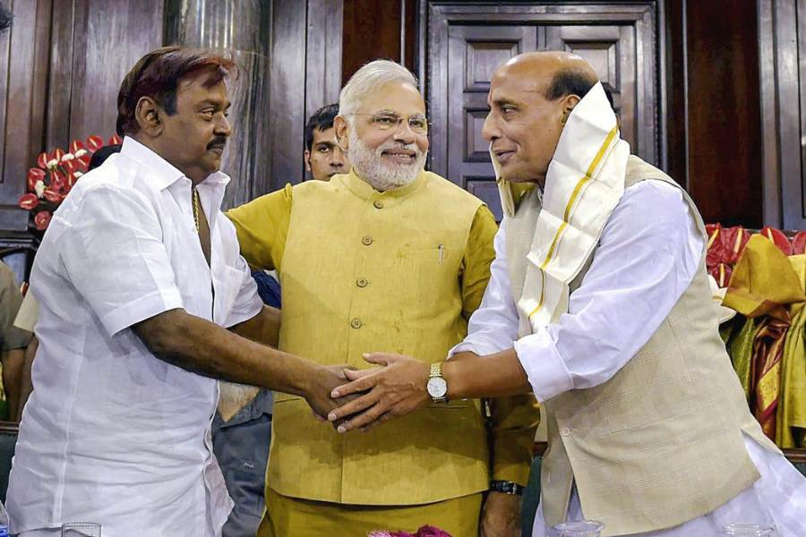 অনুরাগীদের কাছে ‘ক্যাপ্টেন’ নামে পরিচিত ছিলেন বিজয়কান্ত। এর আগে গত নভেম্বরেও শ্বাসকষ্টজনিত সমস্যায় হাসপাতালে চিকিৎসাধীন ছিলেন তিনি।