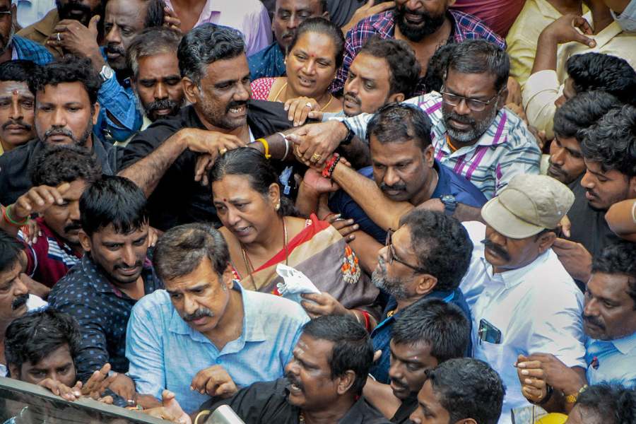 সে বার সুস্থ হয়ে বাড়ি ফেরেন। কিন্তু এ বার কোভিড আর নিউমোনিয়ার কাছে হেরে গেলেন তিনি।