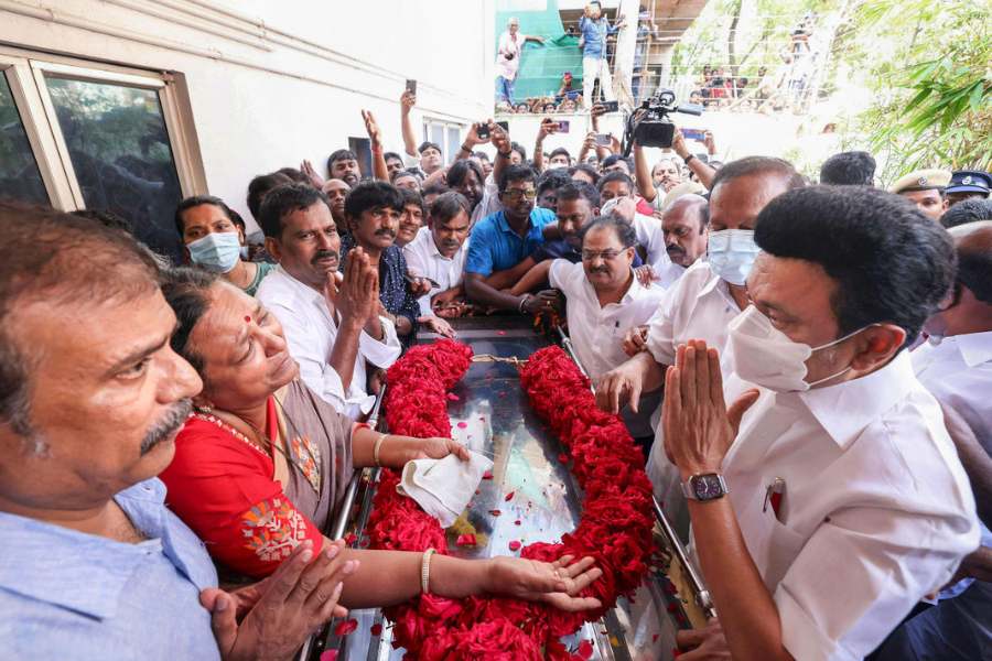 সেলুলয়েডে তাঁর জনপ্রিয়তা দেখে নব্বইয়ের দশকের গোড়ায় তামিলনাড়ুর চলচ্চিত্র জগৎ বিজয়কান্তের সঙ্গে তুলনা টেনেছিল প্রয়াত মুখ্যমন্ত্রী তথা এডিএমকে প্রতিষ্ঠাতা এম জি রামচন্দ্রনের সঙ্গে। নাম দিয়েছিল ‘শ্যামলা এমজিআর’। দেড়শোর বেশি ছবিতে অভিনয় করেছিলেন তিনি।