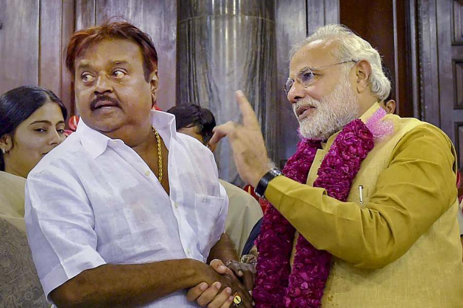 ডিএমকে এবং এডিএমকে ‘দ্বিমেরু’তে বিভক্ত দ্রাবিড় রাজনীতিতে সফল ভাবে তৃতীয় ‘মেরু’ তৈরি করতে পেরেছিলেন বিজয়কান্ত। ২০০৫ সালে নয়া দল ডিএমডিকে গড়ে রাজনীতিতে তাঁর প্রবেশ।