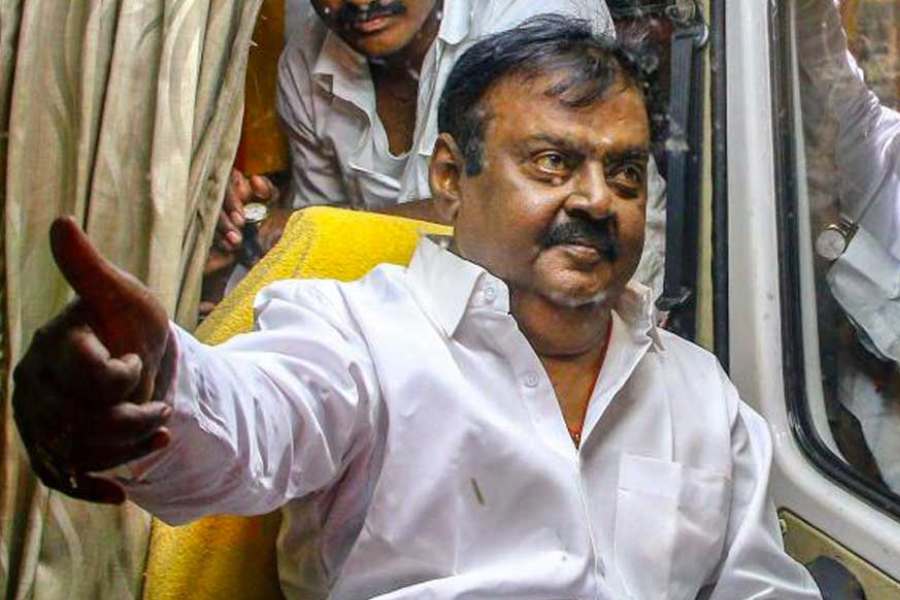 কিন্তু এর পরে স্ত্রী প্রেমলতার ‘পরামর্শে’ বিজয়কান্ত বিজেপি ছেড়ে বামেদের সঙ্গে হাত মিলিয়েছিলেন বলে তাঁর অনুগামীদের দাবি। সেই ভোটে কার্যত ভরাডুবি হয়েছিল ডিএমডিকের।