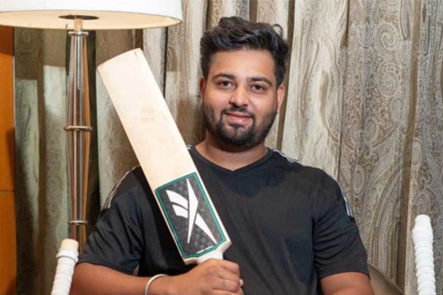 ভারতীয় ক্রিকেটার ঋষভ পন্থও ধরতে পারেননি তাঁর ছদ্মবেশ। আইপিএল ক্রিকেটার সেজে তাঁকে বোকা বানিয়েছেন। লুটে নিয়েছেন কোটি টাকা। নাম মৃণাঙ্ক সিংহ। বয়স ২৫। এই তরুণ প্রতারকের কাণ্ড যত প্রকাশ্যে আসছে ততই বিস্ময়ের বাঁধ ভাঙছে দিল্লি পুলিশের।