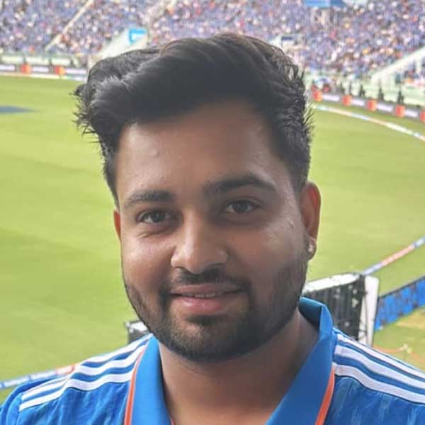 নিজেকে দিল্লি ডেয়ারডেভিলস এবং মুম্বই ইন্ডিয়ান্সের ক্রিকেটার বলে পরিচয় দেওয়া মৃণাঙ্ক বোকা বানিয়েছেন ক্রিকেটারদের সাজ-সরঞ্জাম প্রস্তুতকারী ব্র্যান্ডকেও। রিবক, অ্যাডিডাসের মতো আন্তর্জাতিক সংস্থা এই নকল ক্রিকেটারের ফাঁদে পড়েছে। 