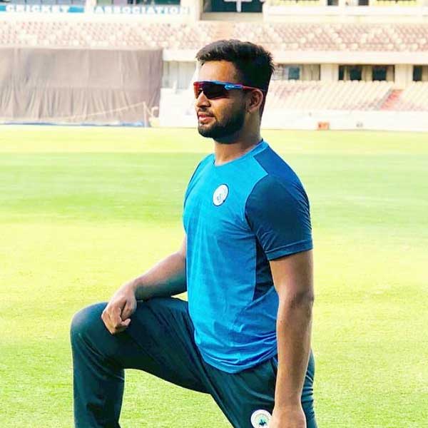 বরাবরই উচ্চাকাঙ্ক্ষী মৃণাঙ্ক। বিলাসবহুল হোটেলে থাকা, দামি রেস্তরাঁয় খাওয়াদাওয়া, দামি ব্র্যান্ডের পোশাক পরা, নিত্যদিনের নারীসঙ্গকে অভ্যাসে পরিণত করেছিলেন তিনি। আর সেই অভ্যাস বজায় রাখার উপায়ও বানিয়ে নিয়েছিলেন নিজের মতো করে।