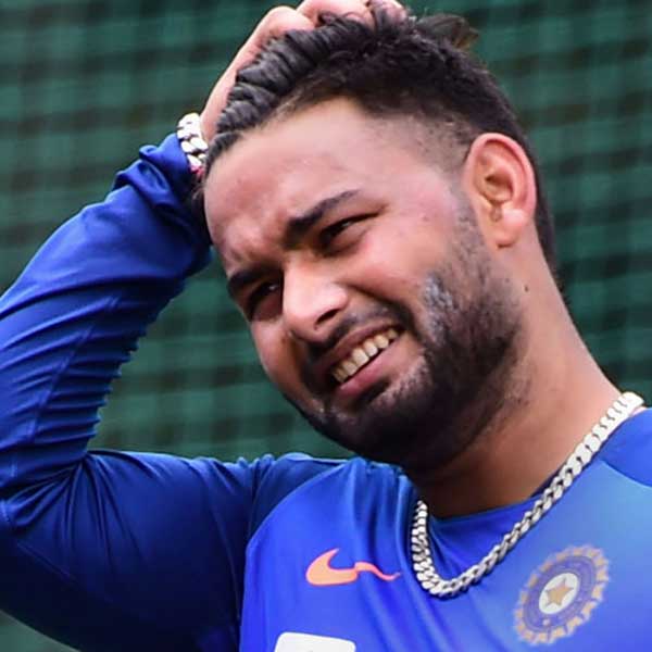 ২০২১ সালে প্রথম বার মৃণাঙ্কের বিরুদ্ধে পুলিশে অভিযোগ দায়ের হয়। ভারতীয় ক্রিকেট দলের উইকেটকিপার ঋষভ পন্থ করেছিলেন সেই অভিযোগ। পুলিশ সূত্রে জানা গিয়েছে, ভারতের উইকেটকিপারের সামনে মৃণাঙ্ক বলেছিলেন, তিনি দামি ঘড়ি এবং গয়না বেচাকেনা করেন। তাঁকে বিশ্বাস করে পন্থ নিজের একটি দামি ঘড়ি বিক্রি করে দেন।