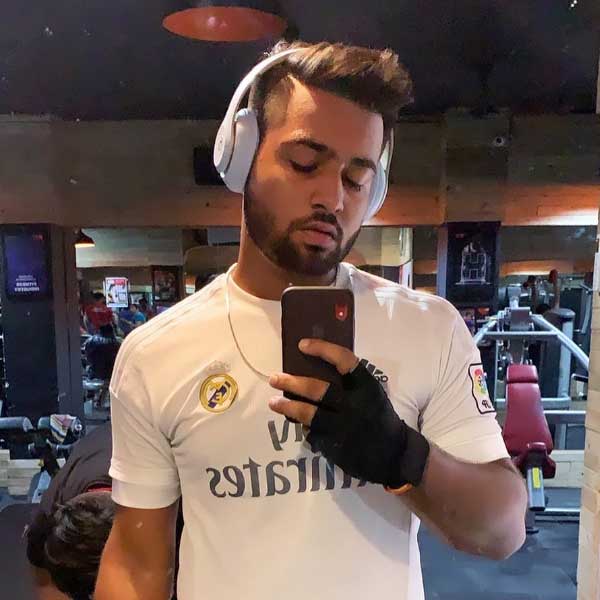 পুলিশকে হোটেল কর্তৃপক্ষ জানান, সাত দিনের জন্য দিল্লির তাজ প্যালেস হোটেলে ছিলেন মৃণাঙ্ক। বিল হয়েছিল ৫ লক্ষ ৫৩ হাজার টাকা। কিন্তু হোটেল ছাড়ার সময় সেই বিল ধরানো হলে মৃণাঙ্ক জানান, এই বিল তাঁর নয়, অ্যাডিডাসের দেওয়ার কথা।