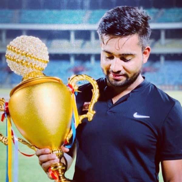 হোটেলকর্মীরা তাঁকে ব্যাঙ্কের তথ্য জানাতে বলেন। মৃণাঙ্কও দু’লক্ষ টাকার একটি টাকা লেনদেনের আইডি শেয়ার করেন। কিন্তু শেষ পর্যন্ত দেখা যায় ওটি একটি ভুয়ো লেনদেনের আইডি। তত দিনে হোটেলকর্মীদের বোকা বানিয়ে উধাও হয়েছেন মৃণাঙ্ক।