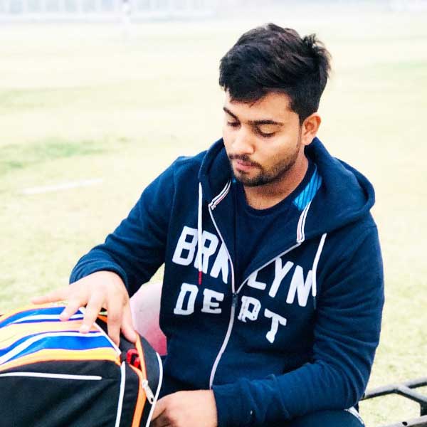 হোটেলের তরফে বহু বার যোগাযোগ করা হয় মৃণাঙ্ককে। তিনি প্রথমে পাওনা মেটানোর ভুয়ো প্রতিশ্রুতি দেন। তার কিছু দিন পরে বন্ধ করে দেন ফোন। বাধ্য হয়ে পুলিশে খবর দেন হোটেল কর্তৃপক্ষ। পুলিশ খুঁজতে শুরু করে মৃণাঙ্ককে।