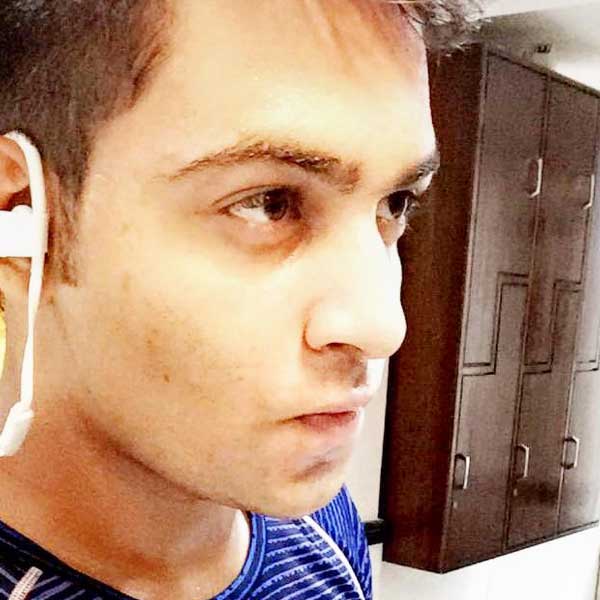 মৃণাঙ্ক অবশ্য তার পরও থামেননি। পরিচিতদের বলতে শুরু করেন, তিনি দুবাইয়ে থাকেন। অন্য দিকে পুলিশের তদন্তে দেখা যায়, দিল্লির ওই হোটেলের মতো বহু বিলাসবহুল হোটেলেই রাত কাটিয়ে বিল মেটাননি মৃণাঙ্ক। তবে এই সব হোটেলে তিনি ক্রিকেটার হিসাবে থাকেননি। থেকেছেন কর্নাটকের এক আইপিএস অফিসার হিসাবে।